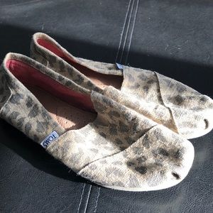 TOMS cheetah print size 6.5 fits like a 7